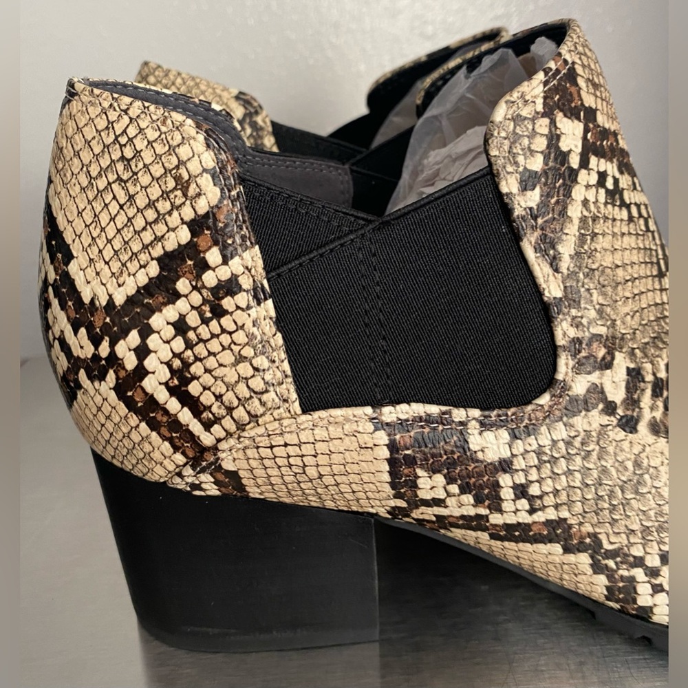 NWT-WOMENS VIONIC SNAKE DESIGN ANKLE BOOTIE 8-1/2 WIDE - Picture 3 of 15